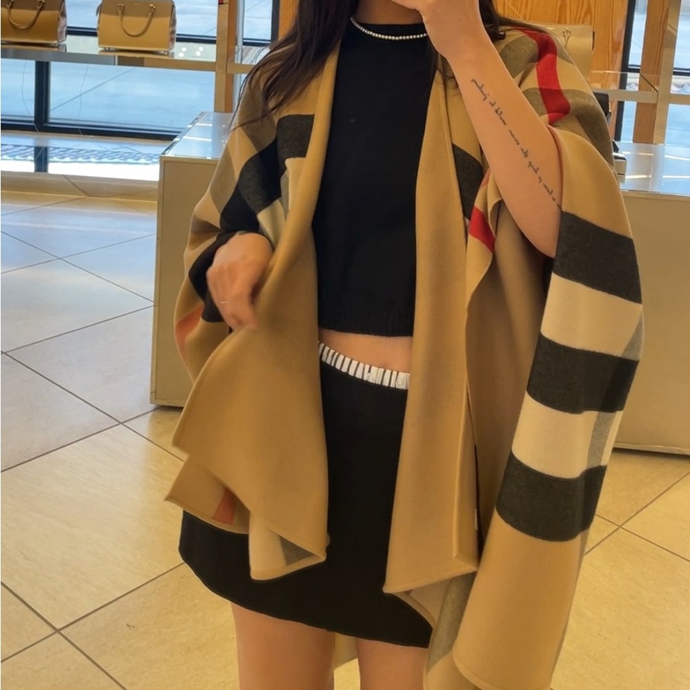 Burberry REVERSABLE Camel and Black Check Cape - Picture 6 of 6